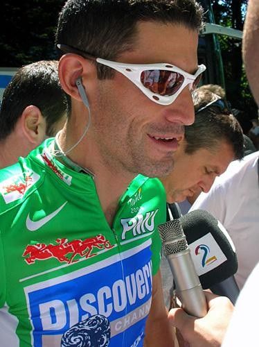 George Hincapie (Discovery Channel) in green before the start