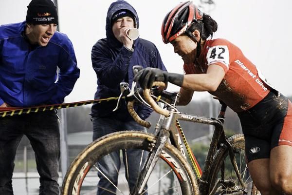 Linda Sone (Planet Bike) receives some enthusiastic encouragement.