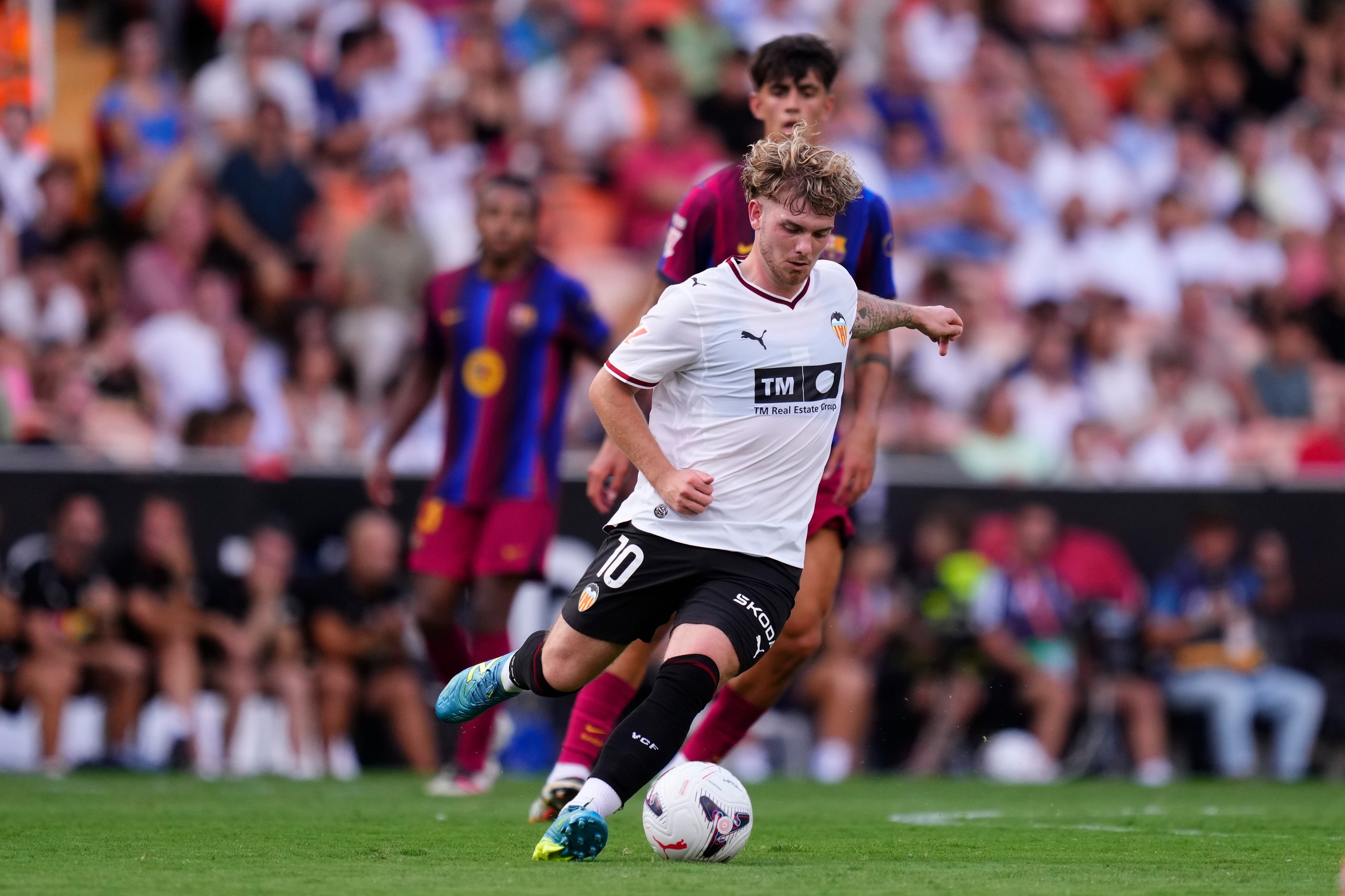 Harvey Elliott in action for Valencia