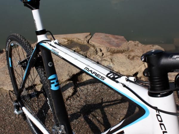 Top tube routed cables help keep the lines running clean in muddy conditions