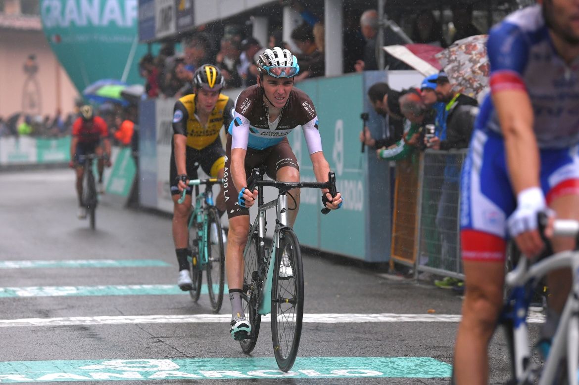 Romain Bardet rolls home