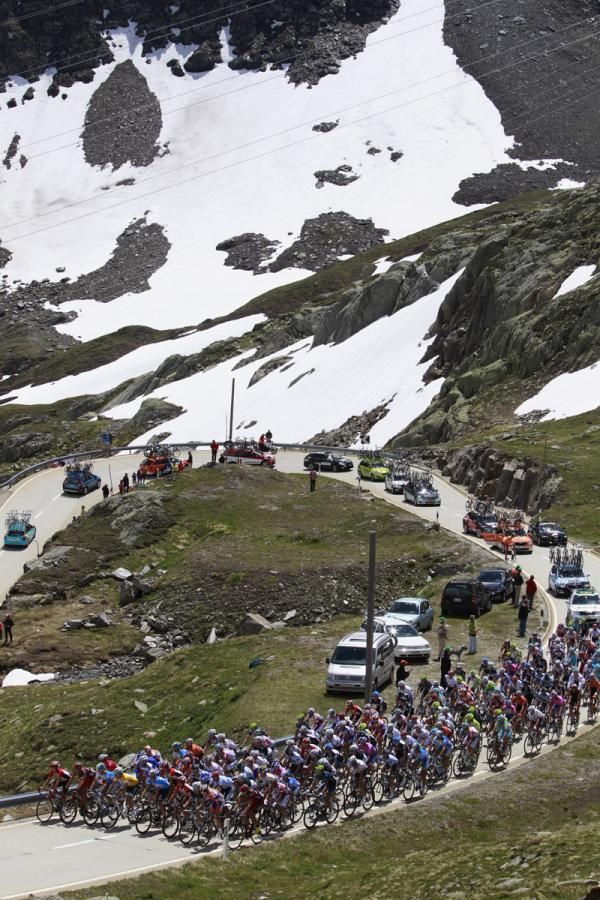 The peloton makes its way towards Crans-Montana