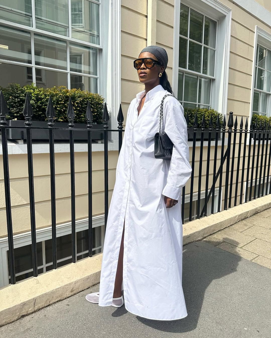 Woman wearing the caftan trend.