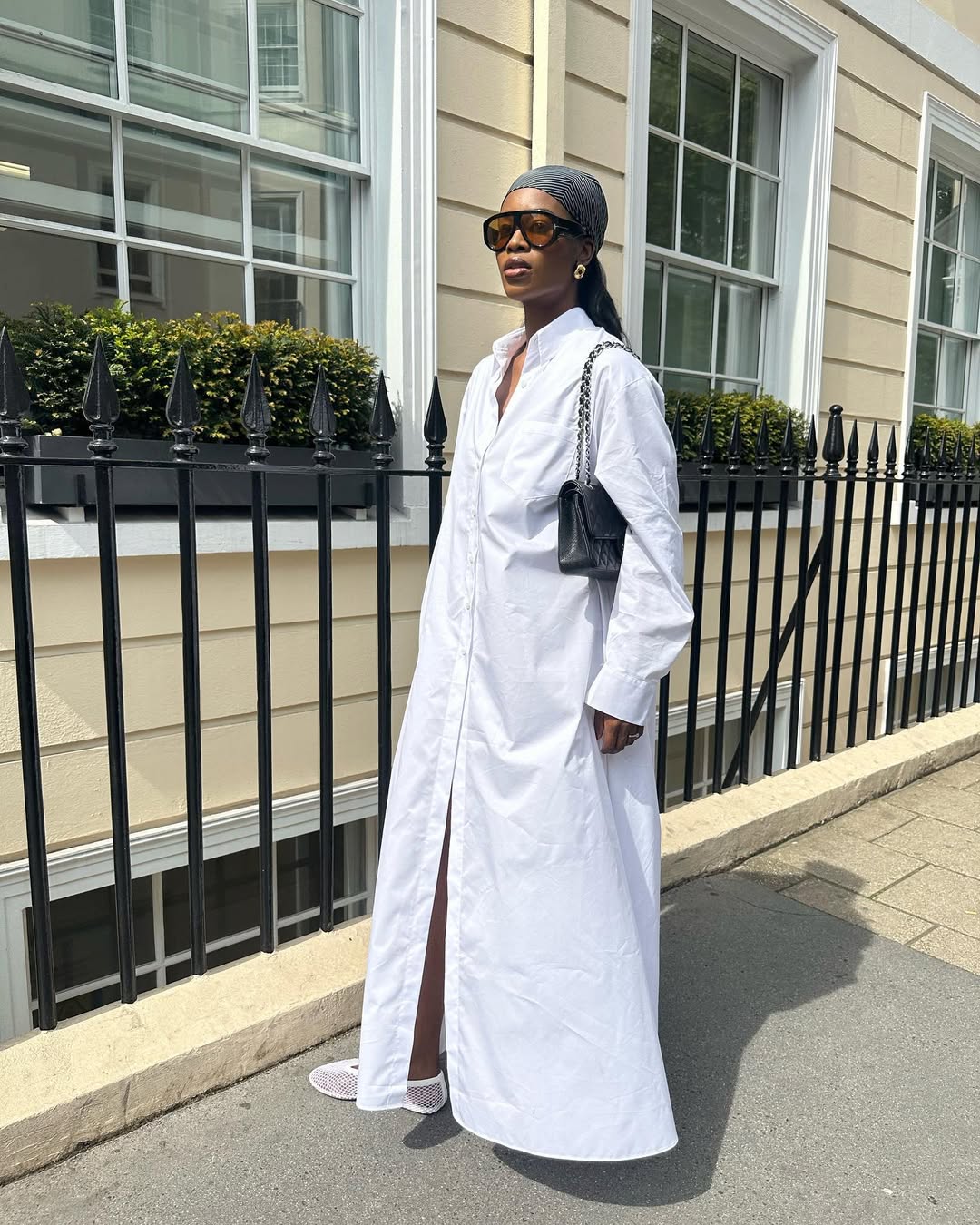 Woman wearing the caftan trend.