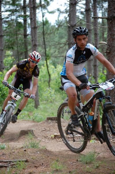 Nathan Guerra (Wheel &amp; Sprocket / Vision) leads Brian Matter (Gear Grinder / Trek) through the singletrack. Photo by Niki Frazier