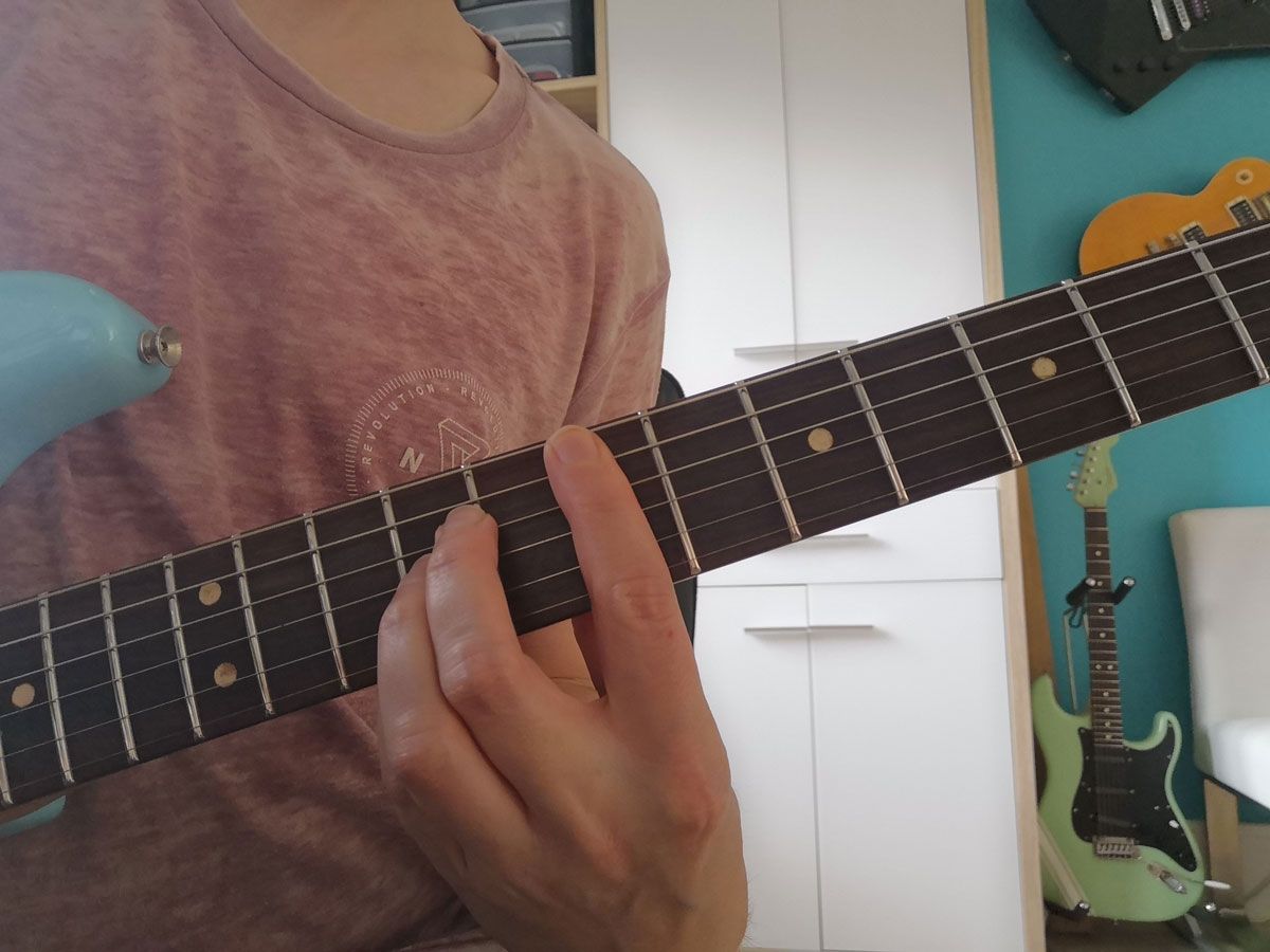 How to play an E chord on guitar
