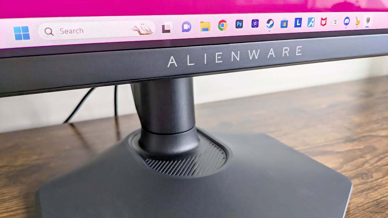 Alienware AW2725DF Alienware logo.