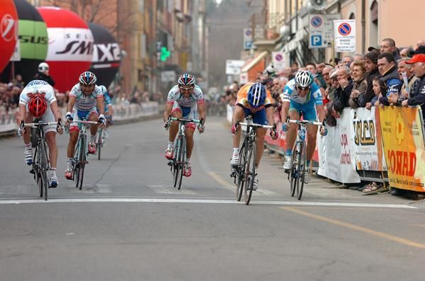 Diego Ulissi (Lampre-ISD) led out the sprint and held off Danilo Di Luca (Acqua &amp; Sapone) to win for the second straight day.