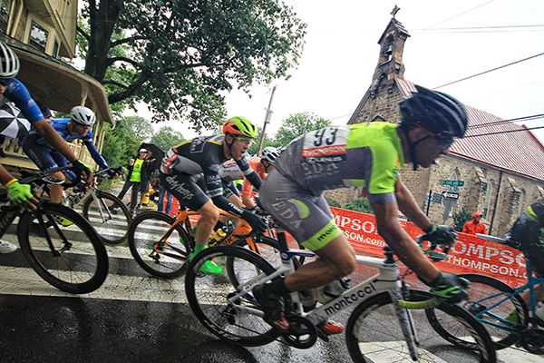 Rafael Meran (EDA/Evolution/Montecci Bikes) gingerly cuts a corner