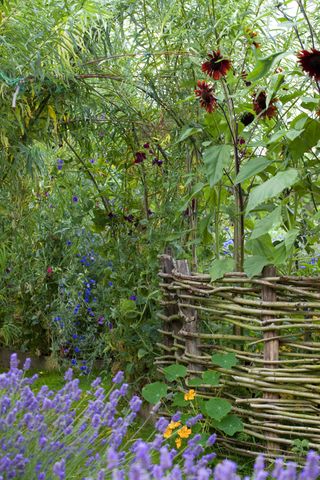 Cottage backyard ideas - natural materials