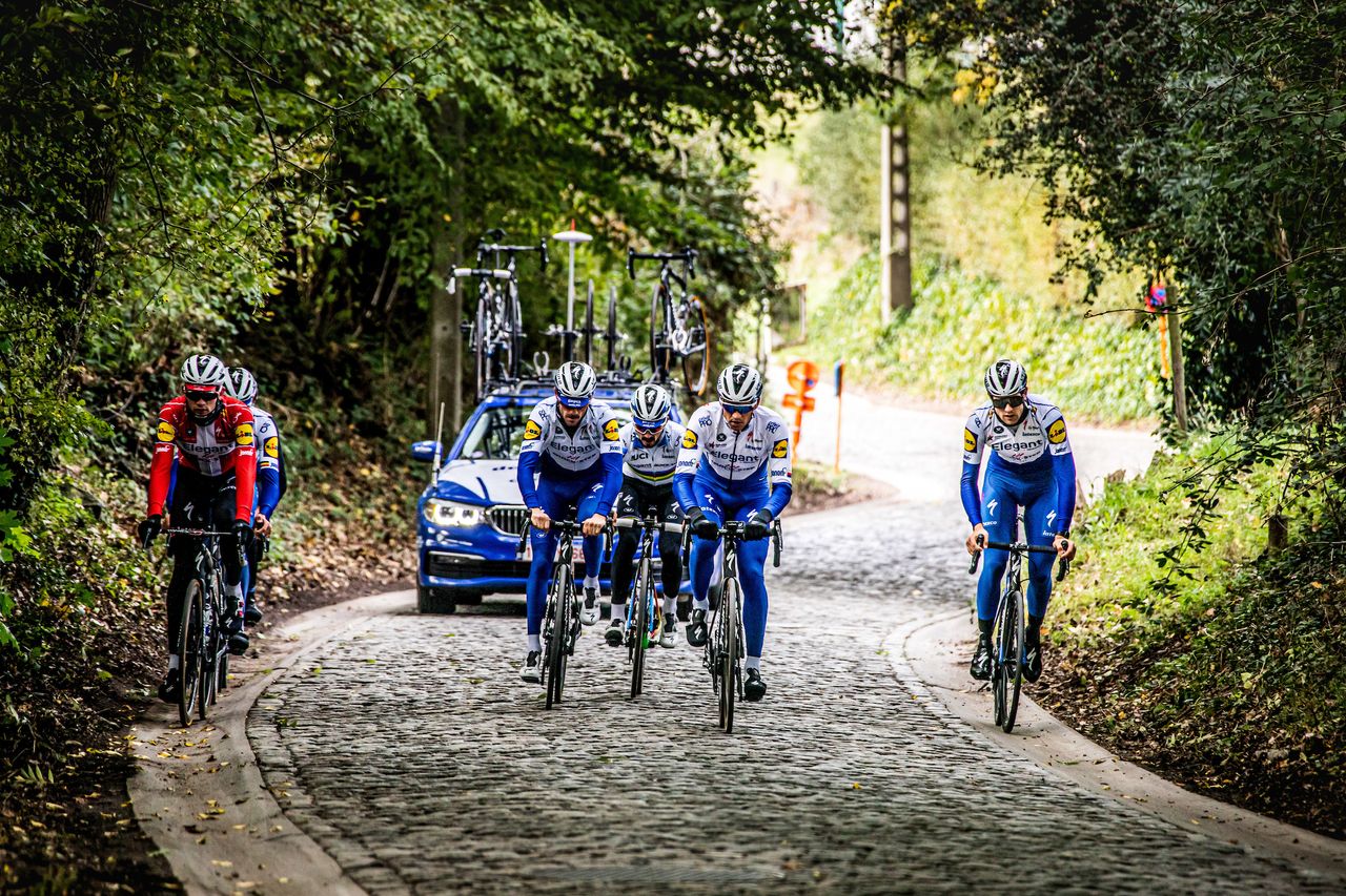 The Taaienberg features smooth gutters but Alaphilippe opts for the cobbles