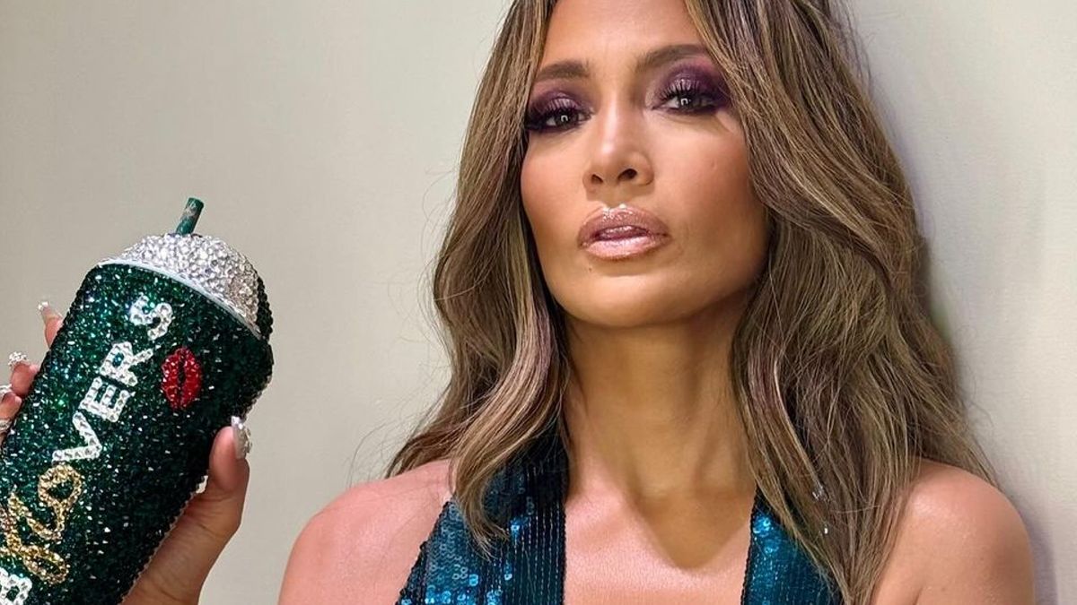 Jennifer Lopez associe sa robe décolletée à sequins Revenge avec une manucure encore plus éblouissante