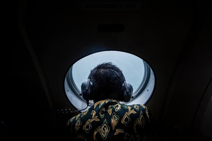 Weather delays search for AirAsia plane&amp;#039;s flight recorder