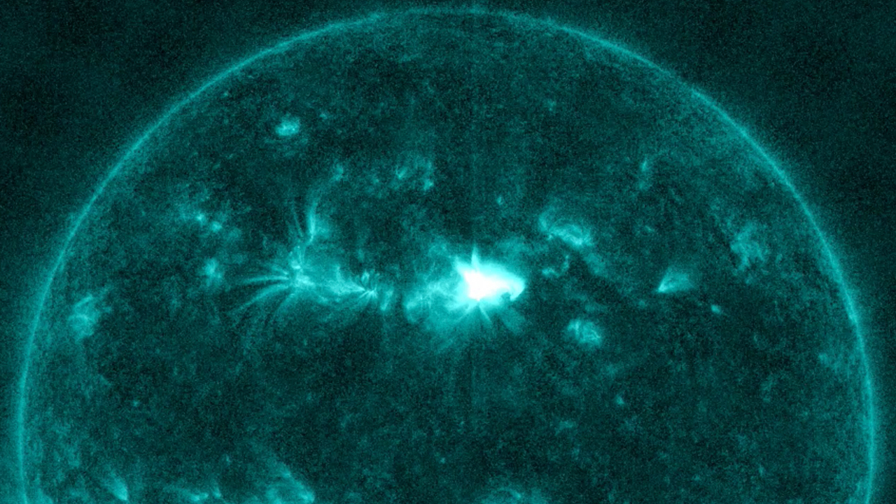 Uma das 17 erupções diferentes da mancha solar ativa AR 2975 brilha intensamente nesta imagem do Solar Dynamics Observatory da NASA, tirada de 28 a 29 de março de 2022.