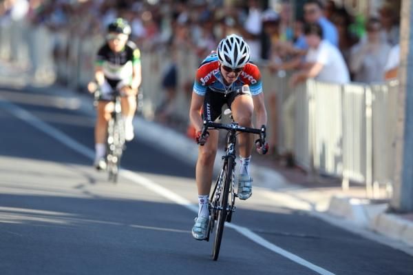 Gracie Elvyn (Jayco-AIS) sprinted to second place, ahead of Amanda Spratt (GreenEDGE-AIS).