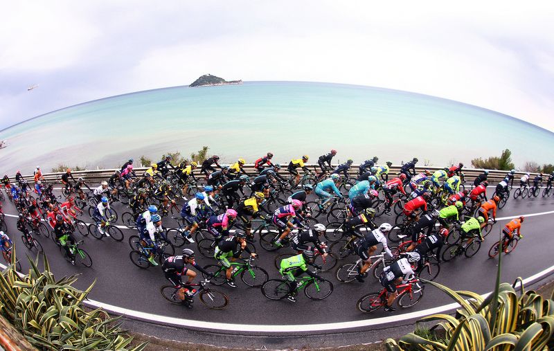 The peloton during the 2015 Milan-San Remo