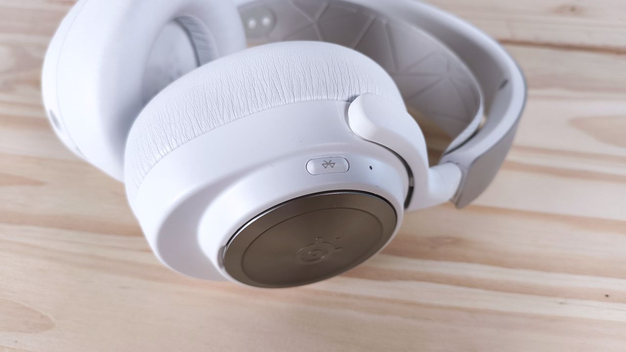 Close up of the buttons on the right side of the SteelSeries Arctis Nova Pro