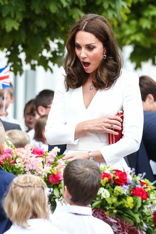 Kate Middleton perfect - Their Royal Highnesses Prince William and Kate Middleton proceed to the Adam Mickiewicz Monument on July 17, 2017 in Warsaw, Poland. Prince William and Kate Middleton are visiting Warsaw with their two children, Princess Charlotte and Prince George