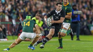 Will Jordan (C), in black, runs with the ball at the South Africa vs New Zealand live stream.