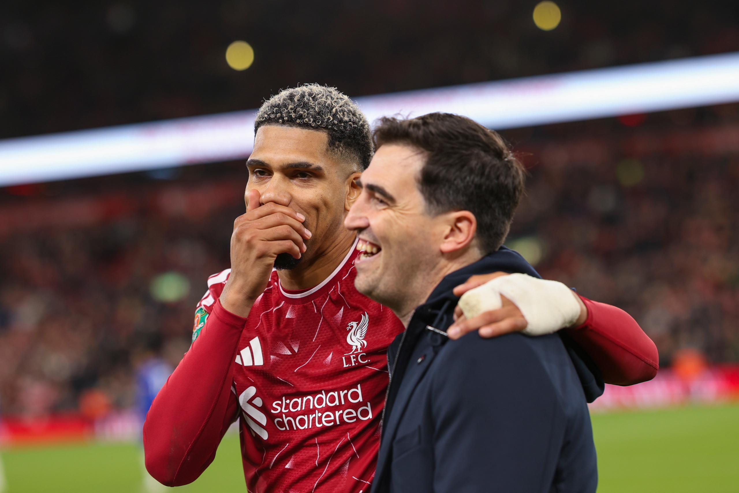 Ronald Araujo with Liverpool manager Andoni Iraola