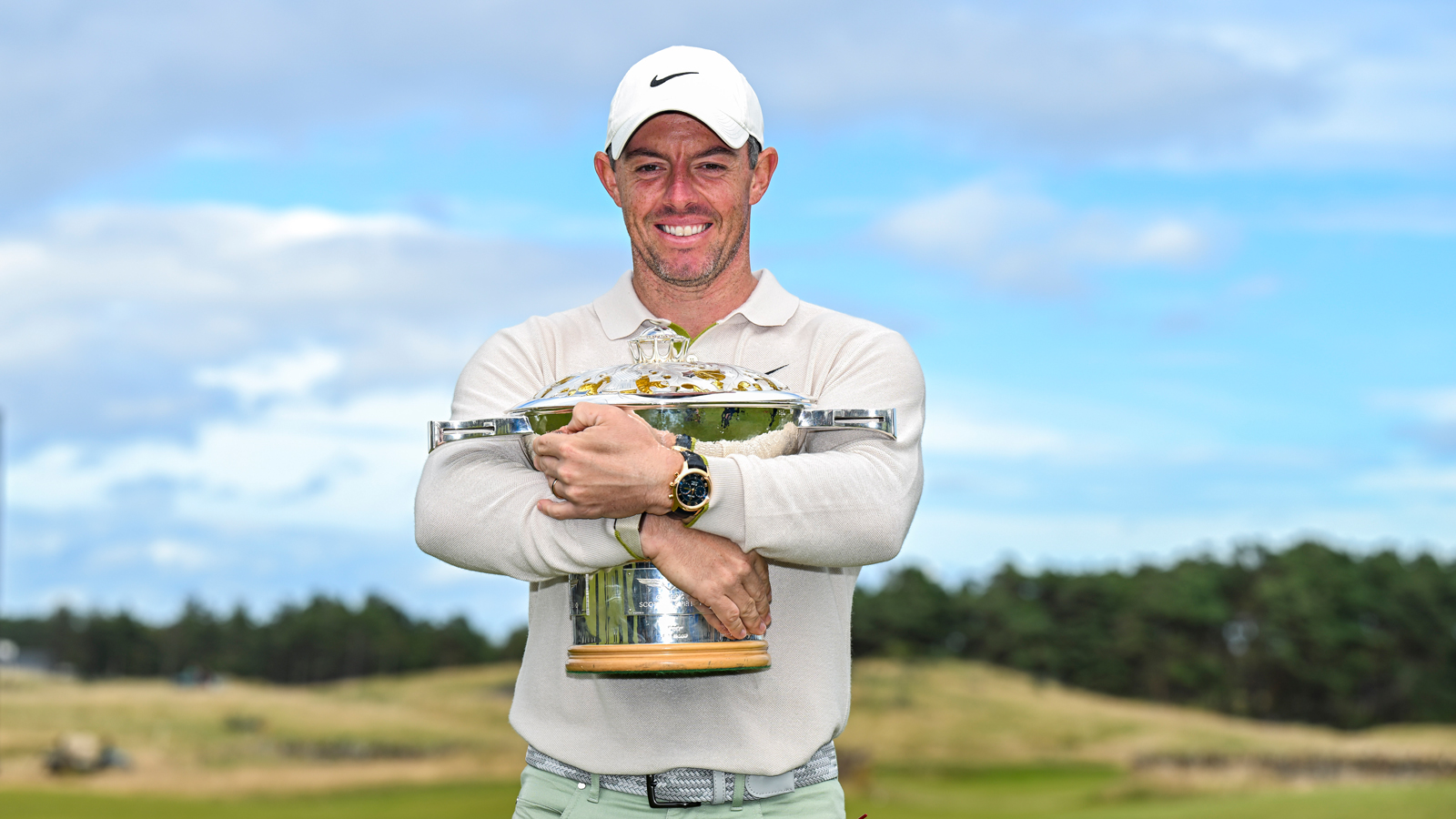 Rory McIlroy holds the Genesis Scottish Open trophy