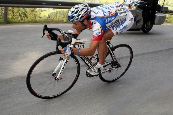 Michele Scarponi (Diquigiovanni - Androni) descendsthe Hochkrimml at the head of the race.