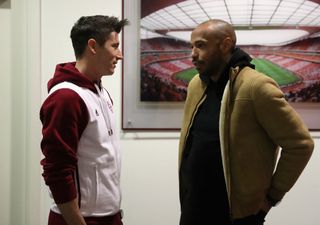 LONDON, ENGLAND - MARCH 07: Robert Lewandowski of Bayern talks to Arsenal legend Thierry Henry as he arrives during the UEFA Champions League Round of 16 second leg match between Arsenal FC and FC Bayern Muenchen at Emirates Stadium on March 7, 2017 in London, United Kingdom. (Photo by Christopher Lee - UEFA/UEFA via Getty Images)