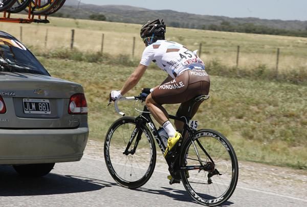 Sebastien Hinault (AG2R) gets a little help
