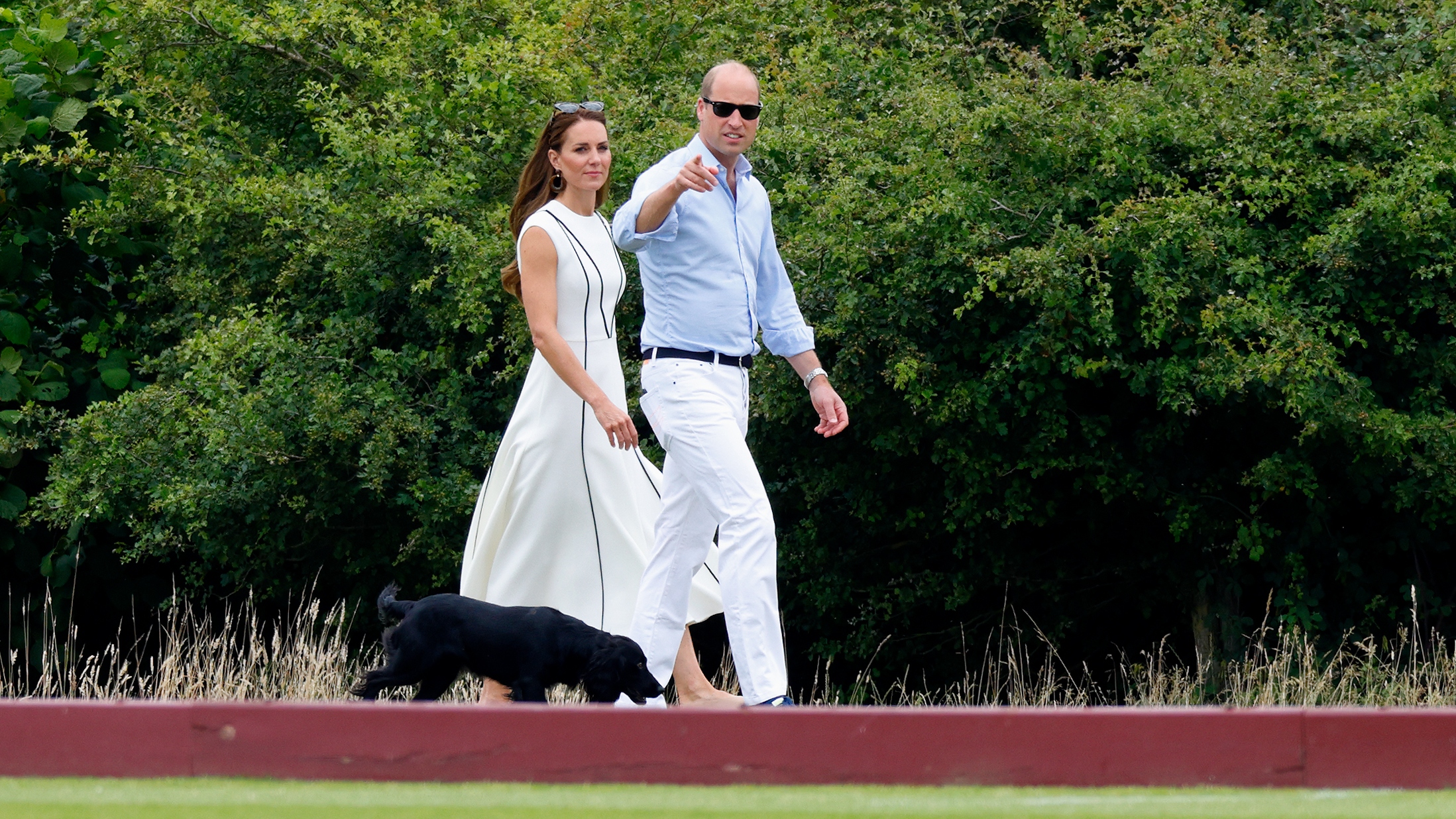 Catherine, princezna z Walesu a princ William se se svým psem Orlou účastní turnaje Out-Sourcing Inc. Royal Charity Polo Cup v Guards Polo Club v roce 2022