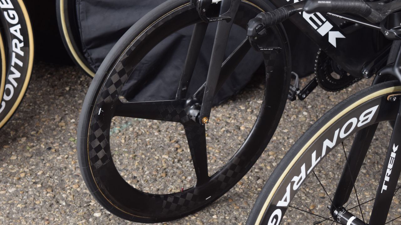 Alberto Contador's primary bike ran a de-stickered Shimano PRO Textreme 3-Spoke front wheel