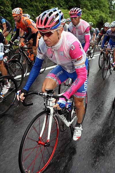 Cunego rides in the rain