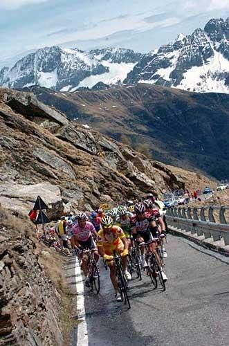 The gruppo maglia rosa ride up the wicked slopes of stage 19