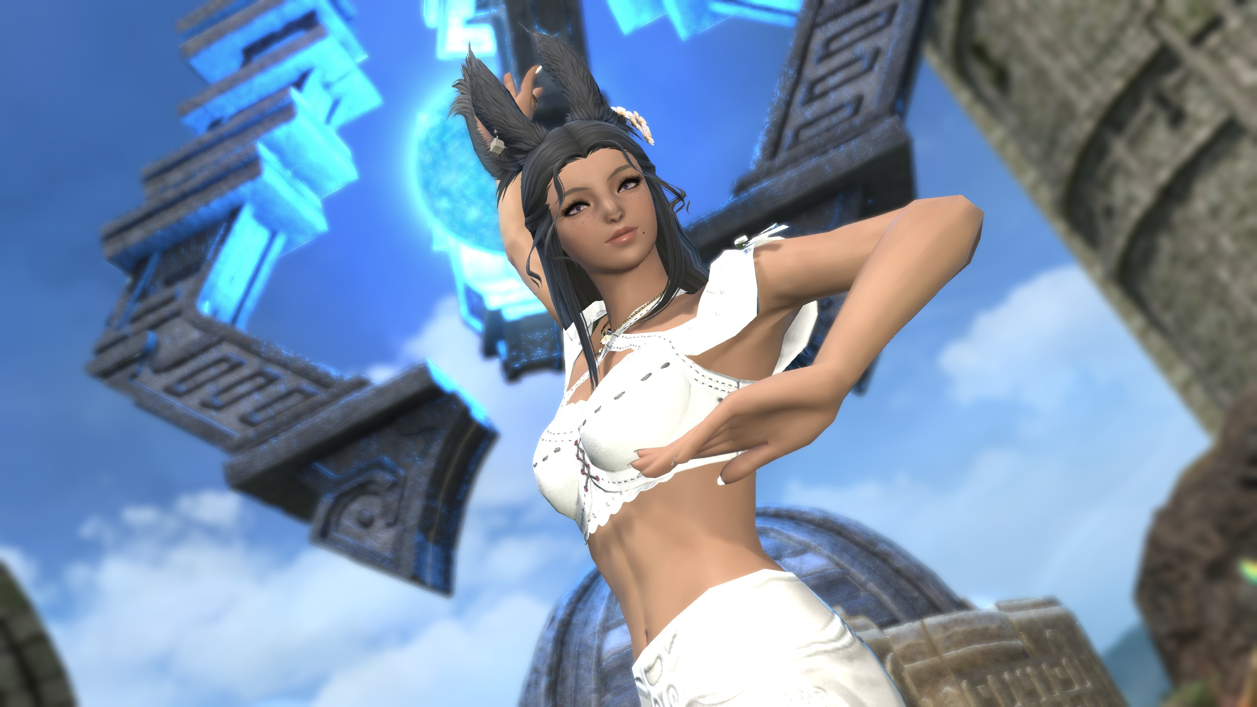 A Viera smiling in front of Occult Crescent&#039;s aetheryte.