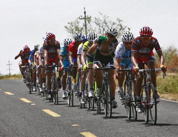 The peloton try to cut down the advantage of the leaders
