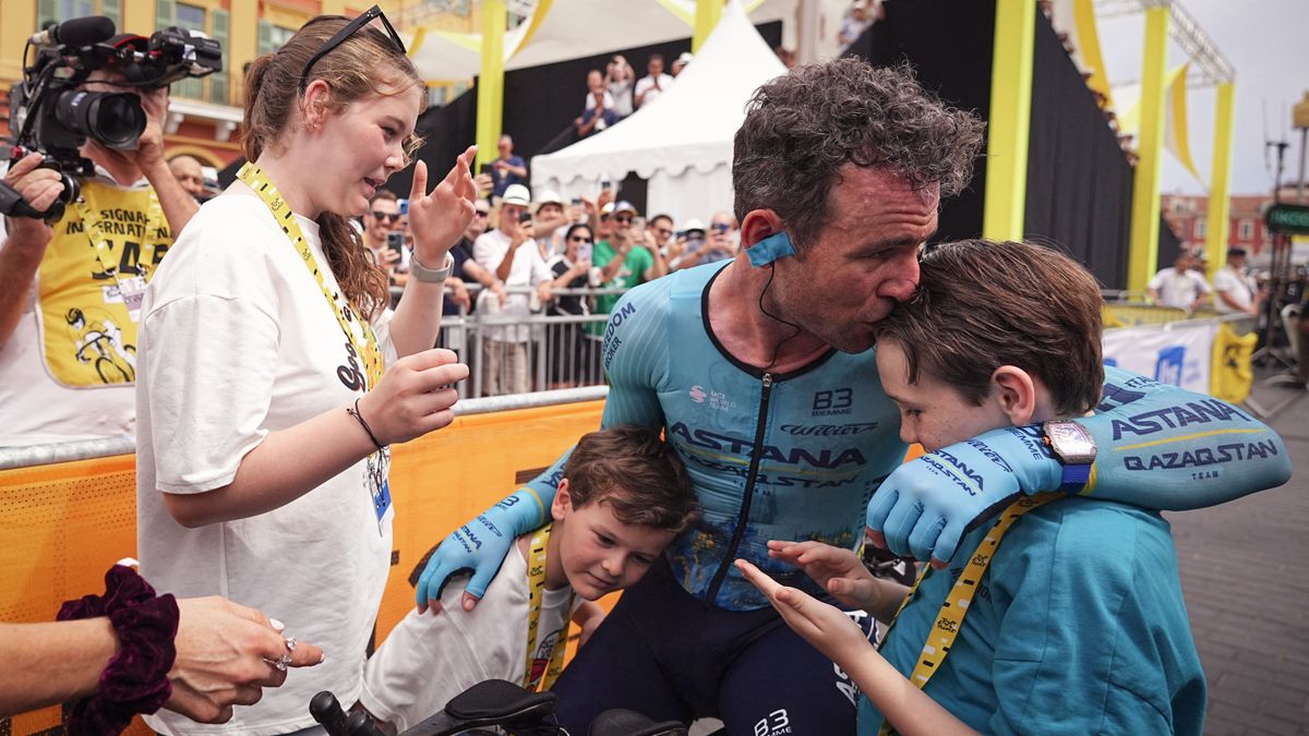 Astana Qazaqstan Team&#039;s British rider Mark Cavendish celebrates with his family at the end of the 21st and final stage of the 111th edition of the Tour de France cycling race, a 33,7 km individual time-trial between Monaco and Nice, on July 21, 2024. (Photo by Laurent Cipriani / POOL / AFP) (Photo by LAURENT CIPRIANI/POOL/AFP via Getty Images)