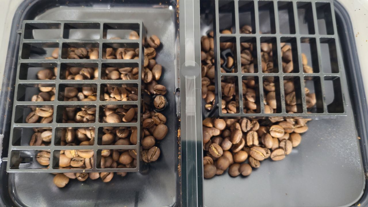 Twin bean hoppers in Siemens EQ900 Plus espresso machine