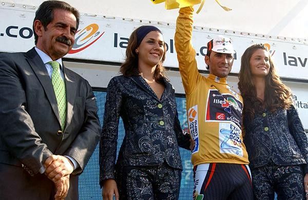 Alejandro Valverde (Caisse d'Epargne) on the podium.