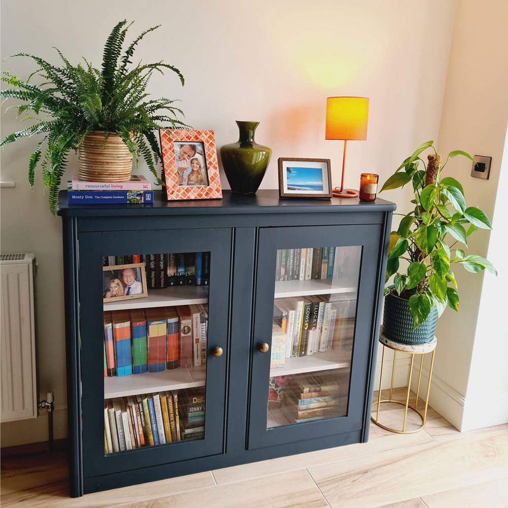DIY lover transformed an old bookcase with Farrow & Ball Railings paint ...