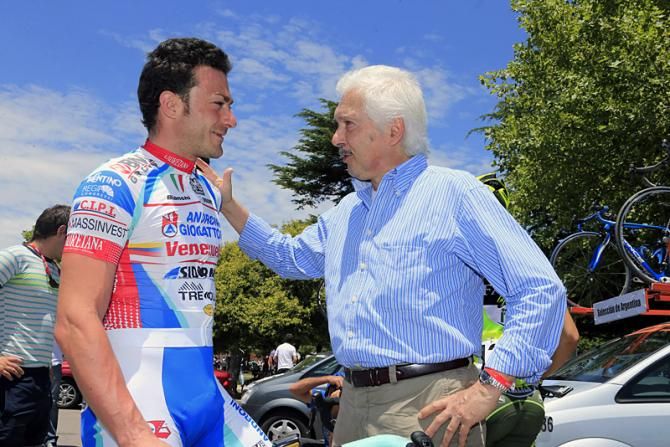 Mattia Gavazzi chats with his Androni Giocattoli manager Gianni Savio prior to stage 2.