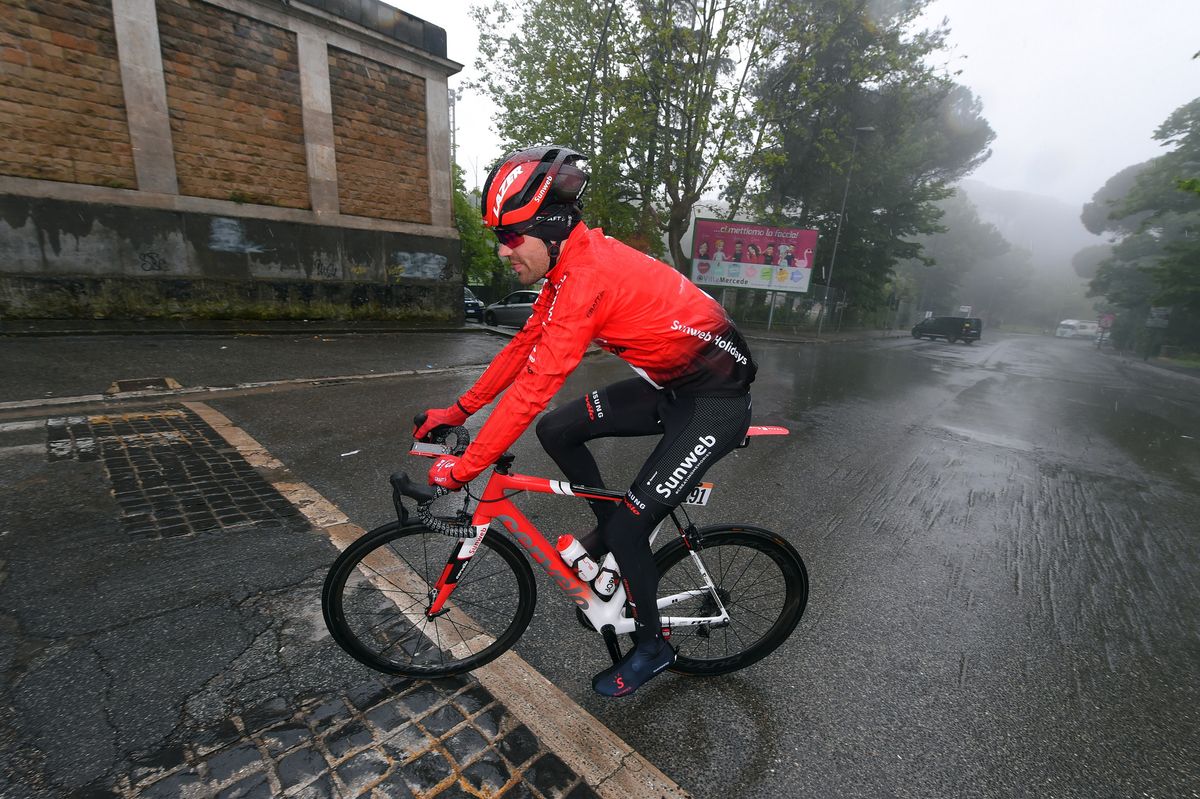 Tom Dumoulin (Team Sunweb) was in difficulty as soon as the stage started