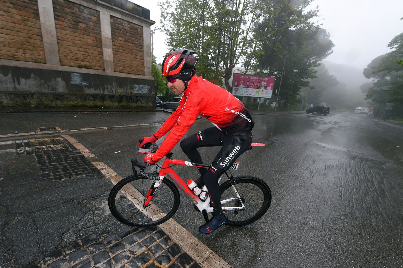 Tom Dumoulin (Team Sunweb) was in difficulty as soon as the stage started