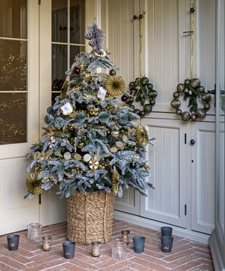 Christmas tree ideas with paper decorations in green, gold and white