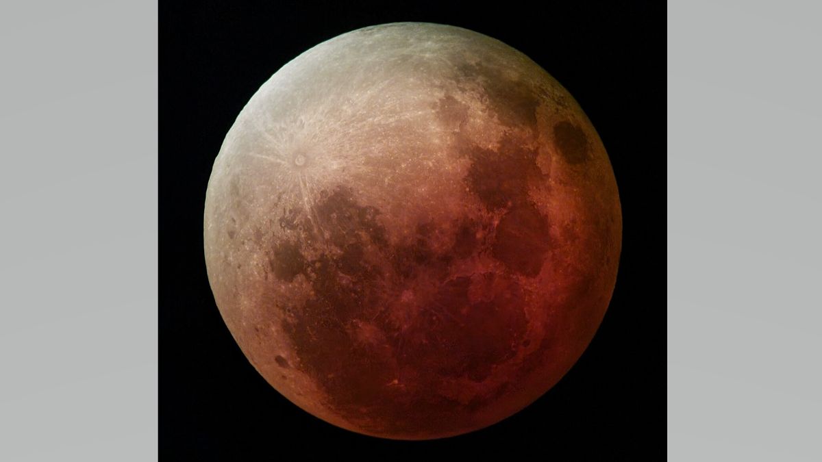 Super Flower Blood Moon lunar eclipse glows eerie red in new photo - Space.com