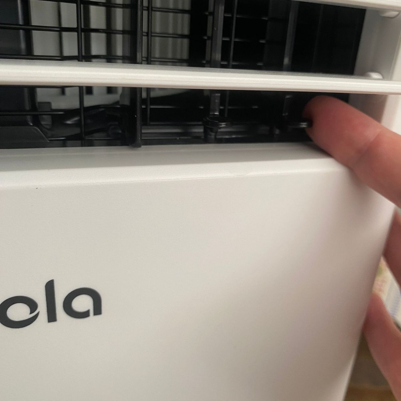 Showing the manual louvres of the Devola DVAC09CW portable air conditioner