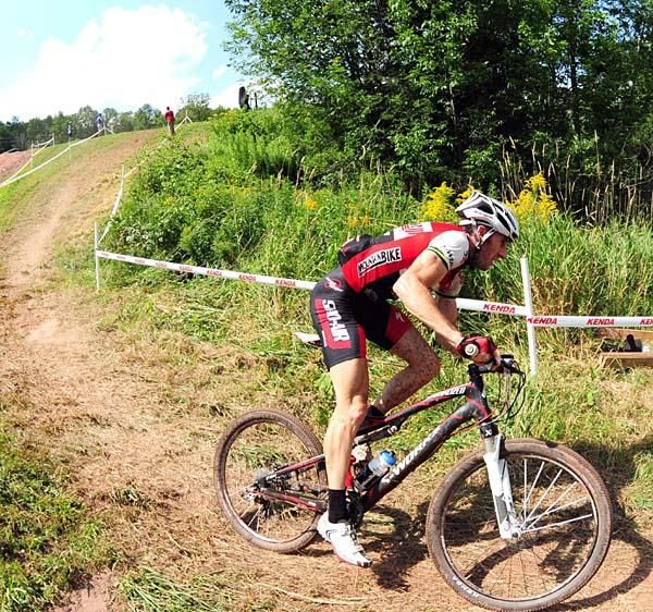 Sid Taberlay (Sho-Air/Specialized) on a downhill corner