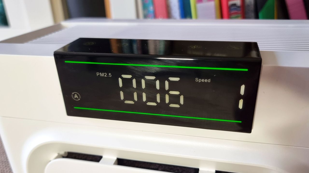 A close-up picture of the air quality indicator on the Oneisall Pet Air Purifier