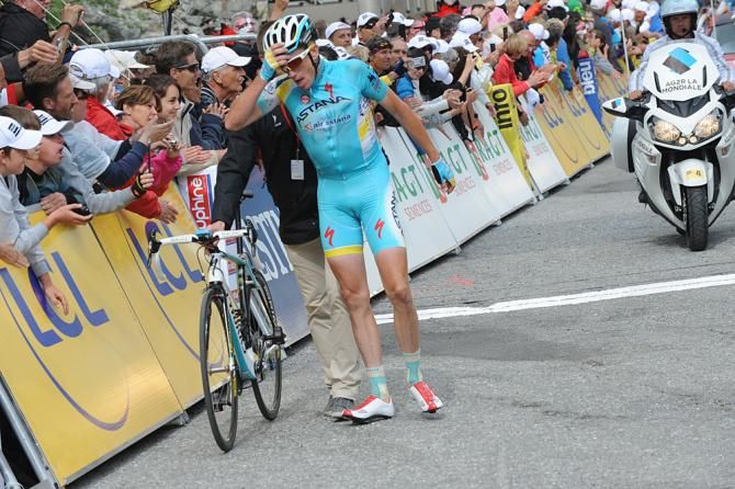 Lieuwe Westra (Astana) gets off his bike and walks over to the podium after winning stage 7