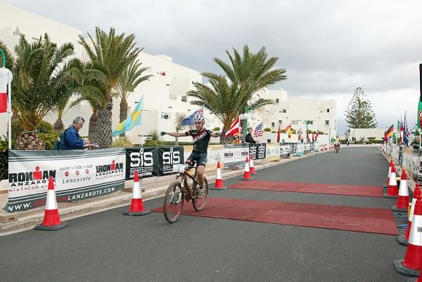 Benjamin Justesen (T-Bikes) wins the men's race