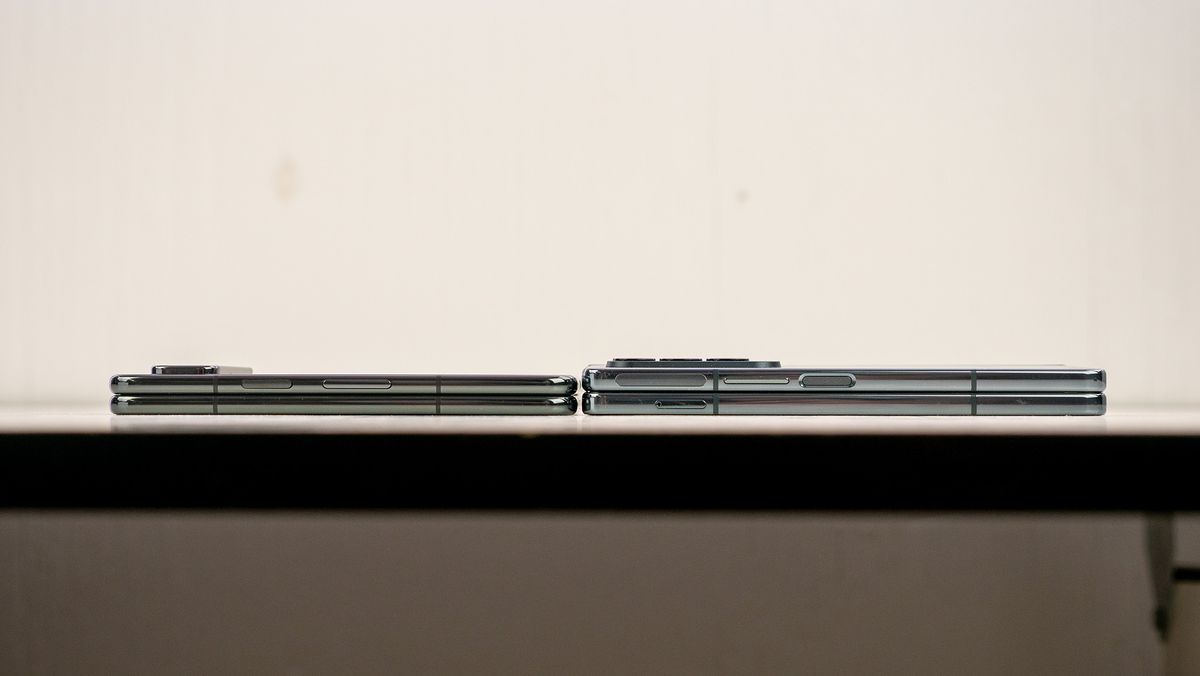 Comparing the hinges and thickness of the Google Pixel Fold with the Samsung Galaxy Z Fold 4