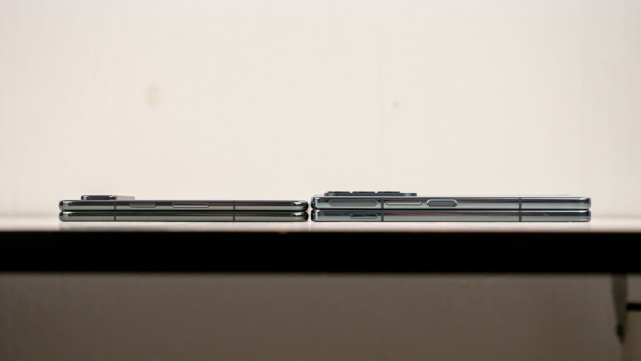 Comparing the hinges and thickness of the Google Pixel Fold with the Samsung Galaxy Z Fold 4